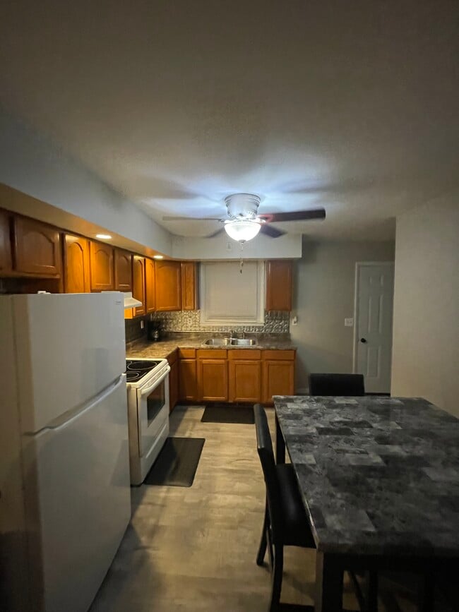 1024 N Jefferson St, Unit B in Lincoln, IL - Building Photo - Building Photo