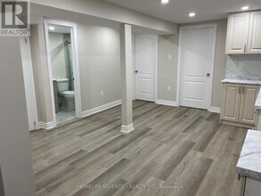 7 Mandarin Crescent in Brampton, ON - Building Photo - Building Photo