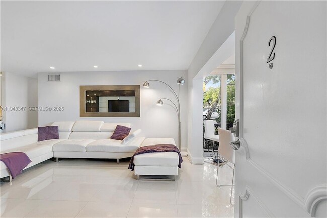 6261 Bay Club Dr, Unit 2 in Fort Lauderdale, FL - Building Photo - Building Photo