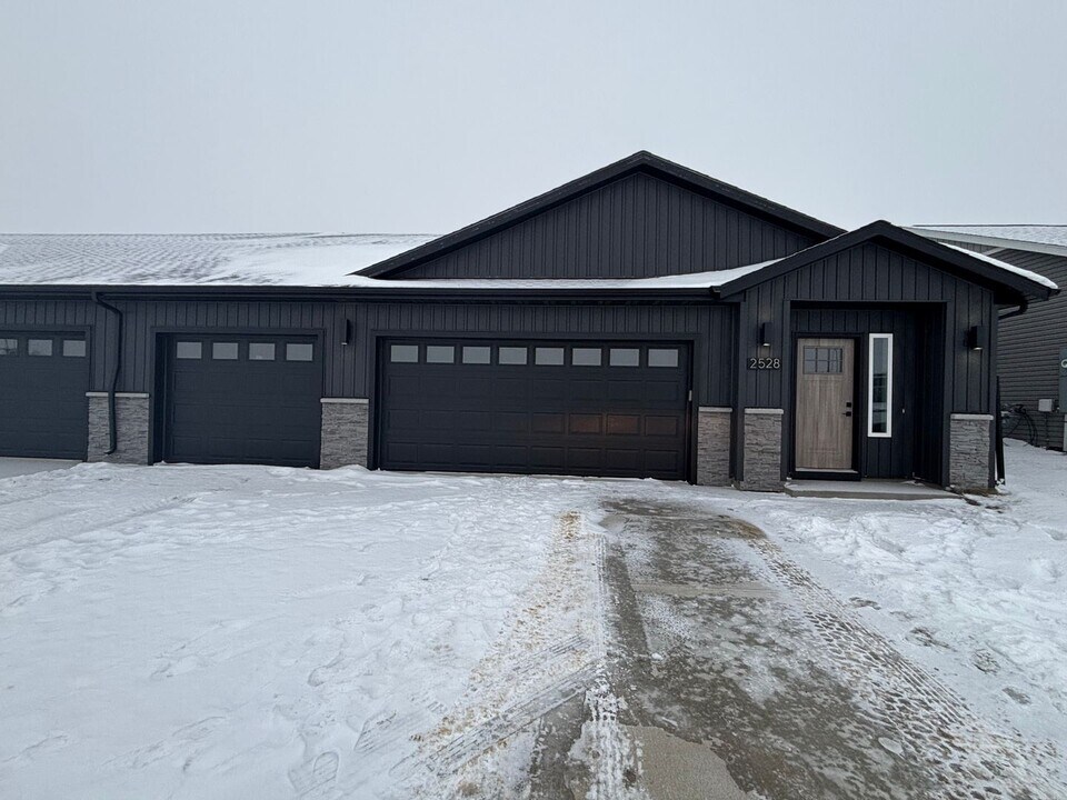 2532-2528 Landmark Dr in Minot, ND - Building Photo