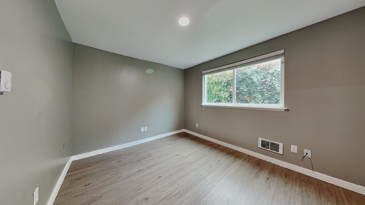 1105 S Woodlawn St in Tacoma, WA - Building Photo