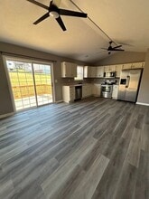 230 Clover Cir in Jacksboro, TN - Foto de edificio - Building Photo