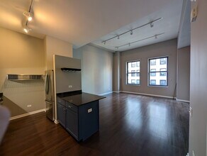 5 N Wabash Ave in Chicago, IL - Building Photo - Building Photo