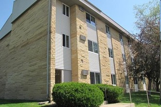 Centennial Plaza Senior Apartments in Le Center, MN - Foto de edificio - Building Photo