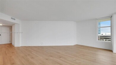 555 NE 34th St, Unit 201 in Miami, FL - Building Photo - Building Photo