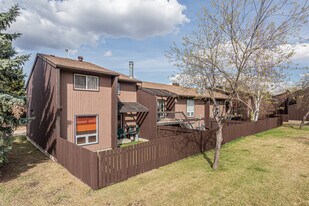 2413 142 Ave NW in Edmonton, AB - Building Photo