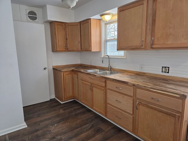 property at 4813 Greenlawn Dr