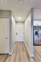 240 N Bayshore Blvd in San Mateo, CA - Foto de edificio - Building Photo