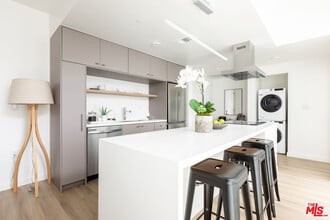 4575 Santa Monica Blvd-Unit -503 in Los Angeles, CA - Foto de edificio - Building Photo