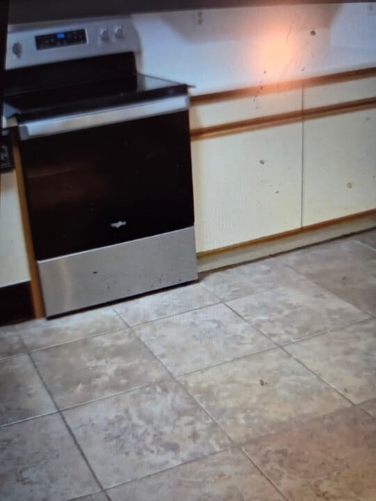 41 W Summit St in South Hadley, MA - Building Photo