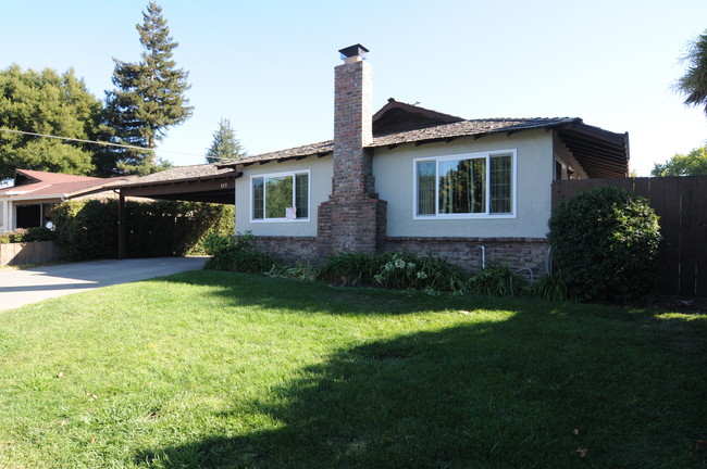 117 A&B Kittoe Dr in Mountain View, CA - Building Photo - Building Photo