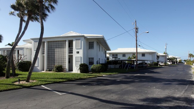 Martinique North Condominiums in Bradenton Beach, FL - Foto de edificio - Building Photo