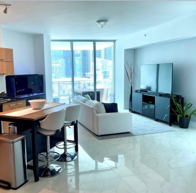 350 S Miami Ave, Unit 1808 in Miami, FL - Building Photo - Building Photo