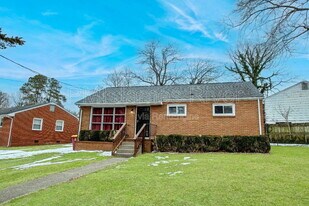 919 Laurel Rd in Petersburg, VA - Building Photo