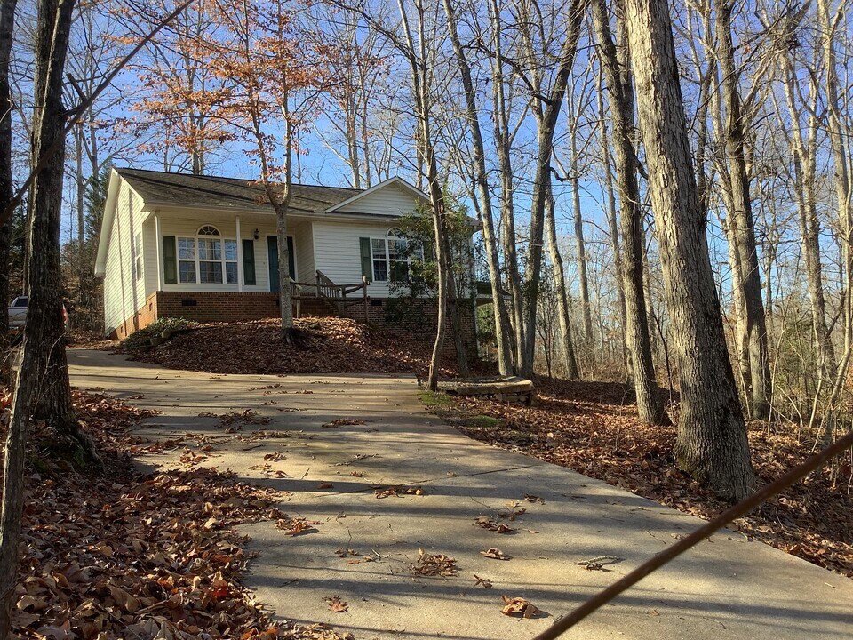 2409 N Highway 101 in Greer, SC - Building Photo