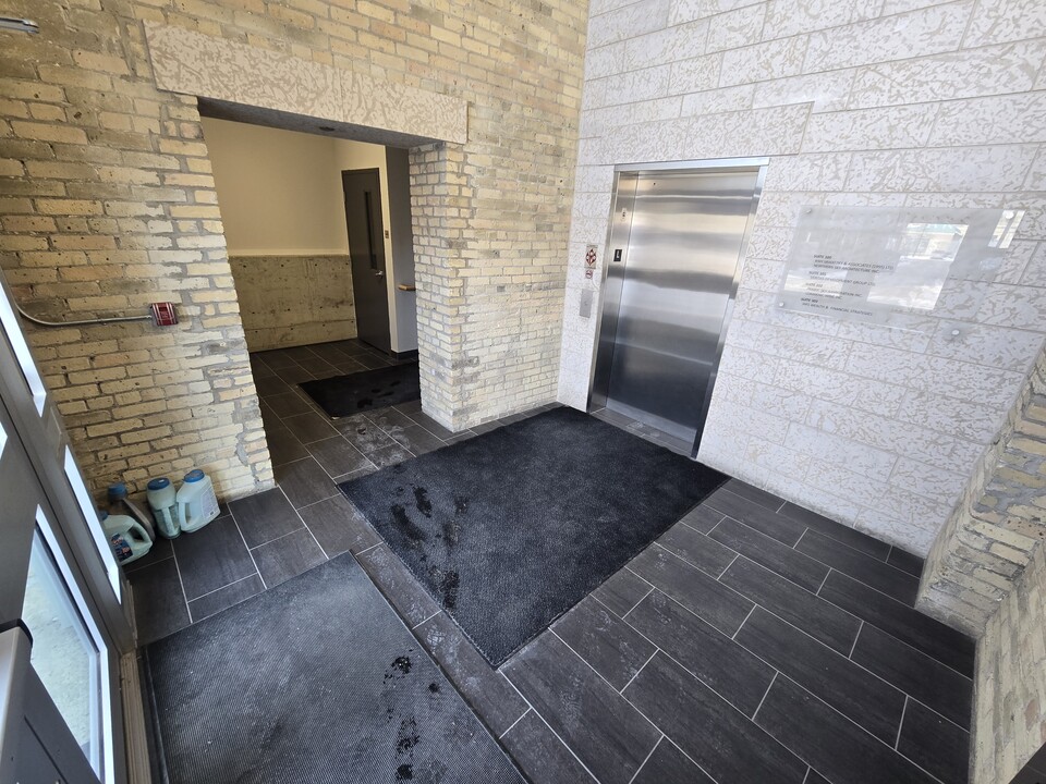 128 James Ave in Winnipeg, MB - Building Photo