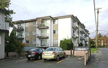 6660 Telford Av in Burnaby, BC - Building Photo - Building Photo
