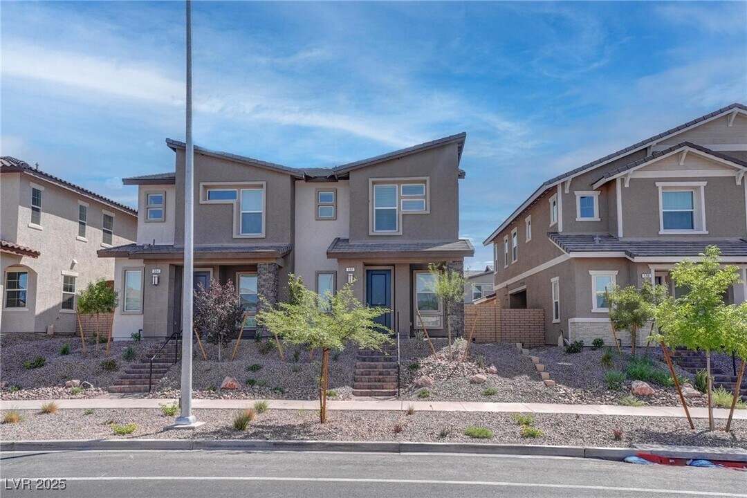 592 Celebratory Pl in Henderson, NV - Building Photo
