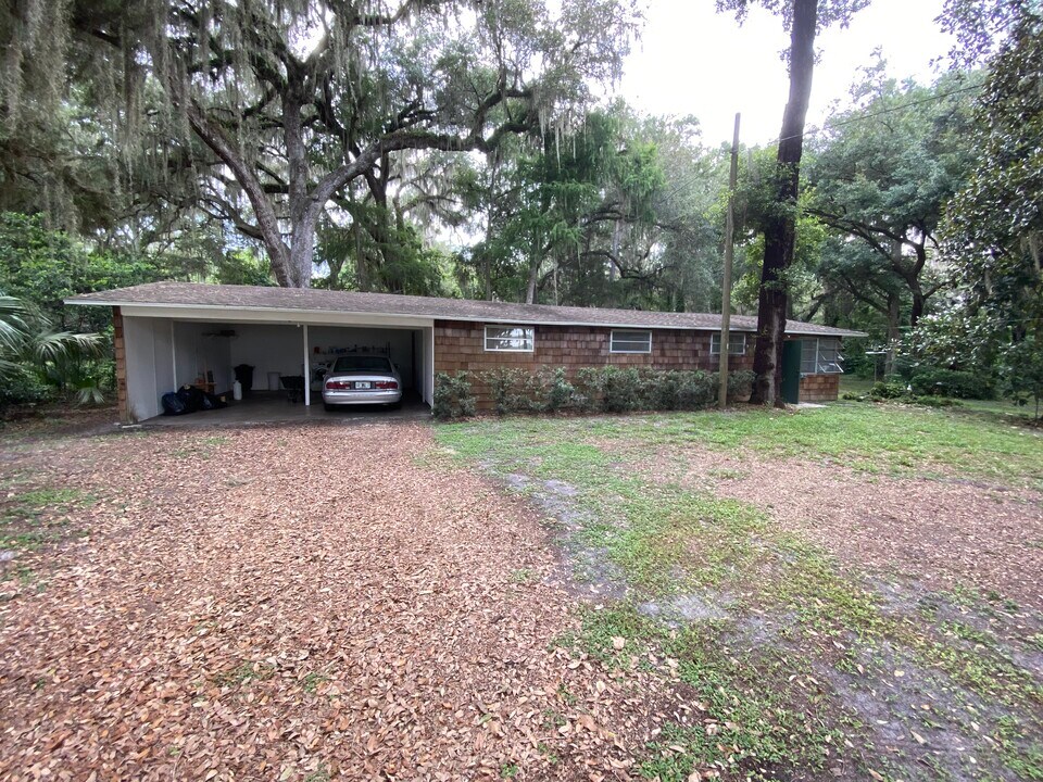 1816 Co Rd 432 in Lake Panasoffkee, FL - Building Photo