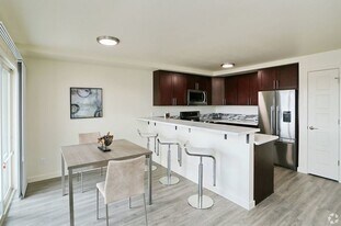 2465 Dexter Ave N in Seattle, WA - Building Photo