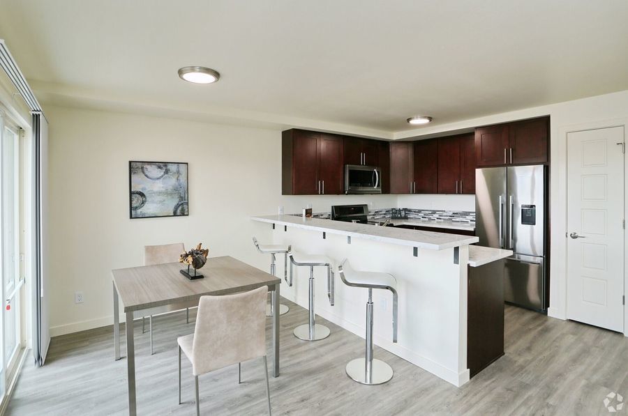 2465 Dexter Ave N in Seattle, WA - Building Photo