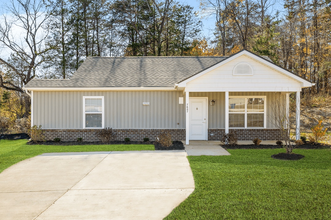 Woodbury Crossing in Corryton, TN - Building Photo