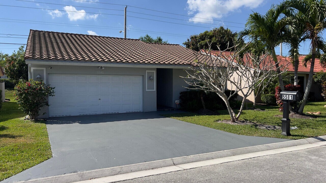 5581 American Cir in Delray Beach, FL - Building Photo