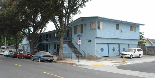 5471 Linden Ave in Long Beach, CA - Foto de edificio - Building Photo