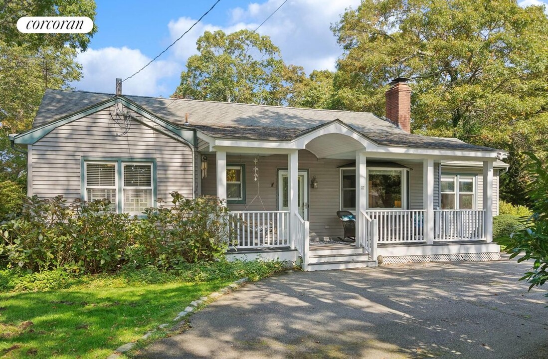 27 Lynn Ave in Hampton Bays, NY - Building Photo