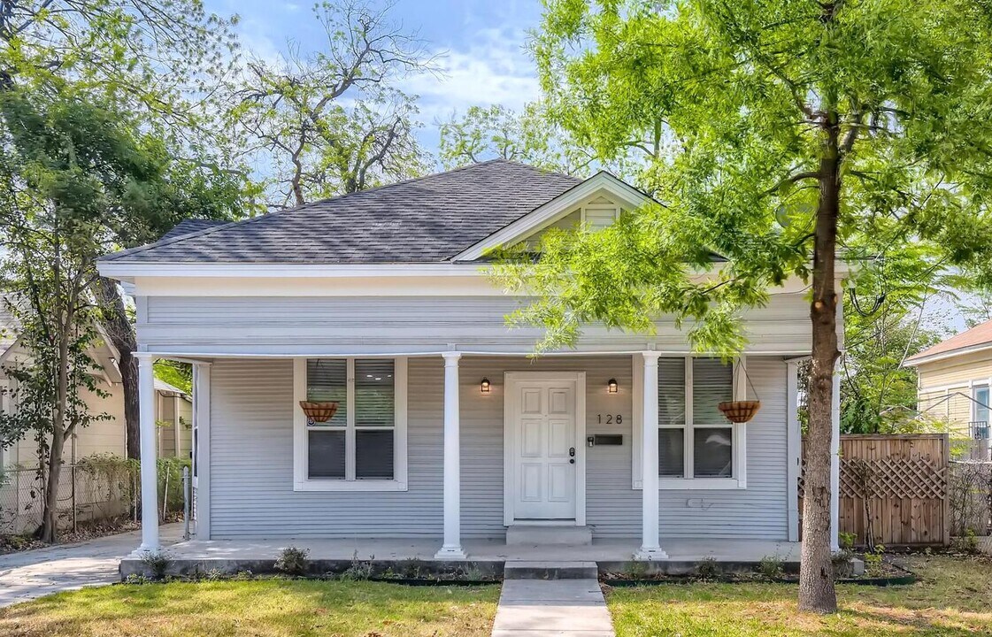 Updated & charming Lavaca home with large  in San Antonio, TX - Building Photo