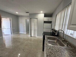 7411 Juniper St in Miramar, FL - Building Photo - Building Photo