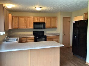 452 Crestmoore Dr in Groveport, OH - Building Photo - Building Photo