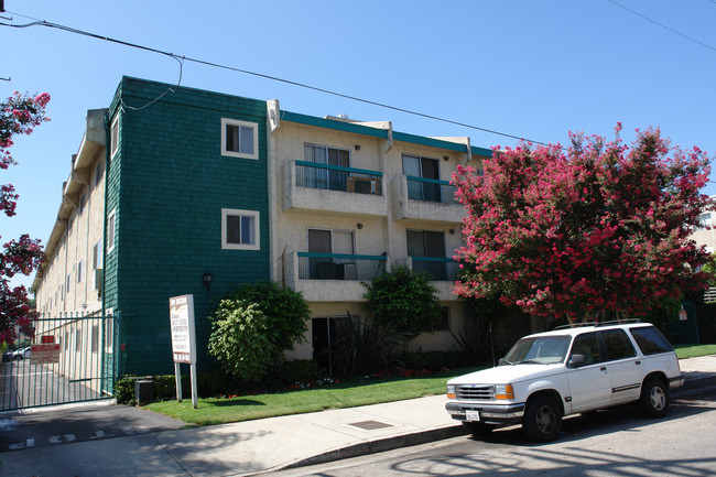 21018 Gresham St in Canoga Park, CA - Foto de edificio - Building Photo