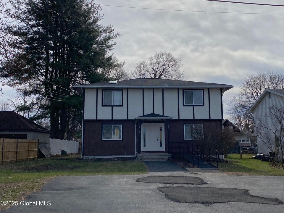 221 17th St in Schenectady, NY - Building Photo