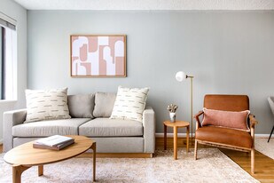 313 Avalon Cir in Smithtown, NY - Building Photo