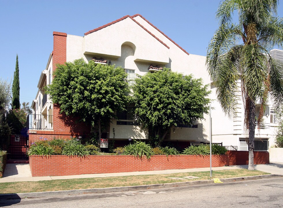 A fully furnished 3 bedroom, 2 bathroom in Los Angeles, CA - Building Photo