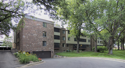 Windwood Condominiums in Edina, MN - Foto de edificio - Building Photo