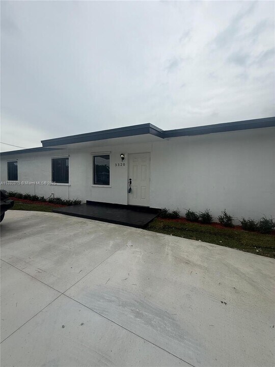 3320 SW 97th Ave in Miami, FL - Building Photo