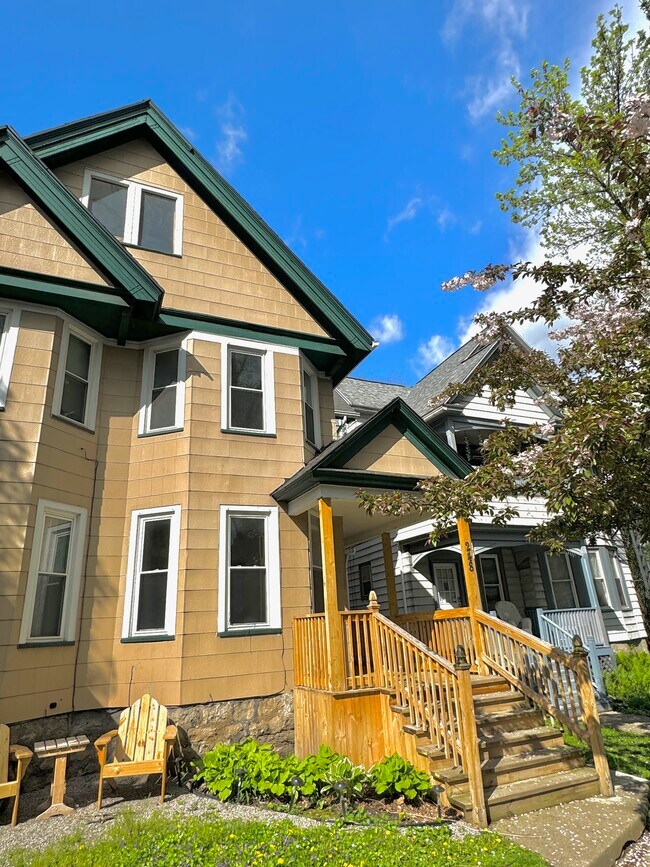 246-248 Richard St, Unit 248 in Rochester, NY - Foto de edificio - Building Photo