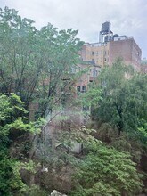 102 W 75th St in New York, NY - Building Photo - Building Photo