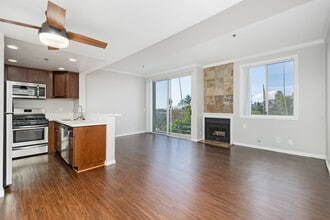 Hollywood Place in Los Angeles, CA - Building Photo - Building Photo