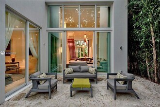335 W 46th St in Miami Beach, FL - Foto de edificio - Building Photo