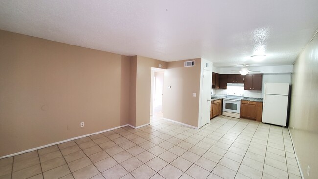 9415 Goldenrod Rd, Unit H in Thonotosassa, FL - Foto de edificio - Building Photo