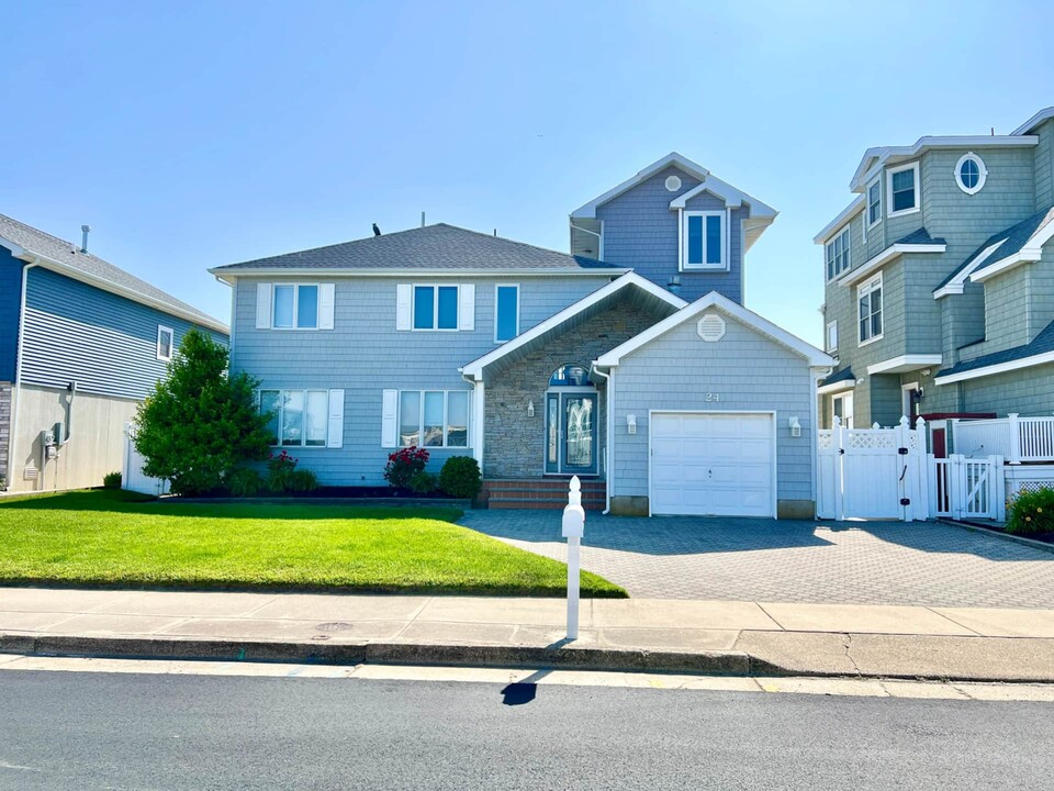 24 Ocean Dr W in Brigantine, NJ - Building Photo