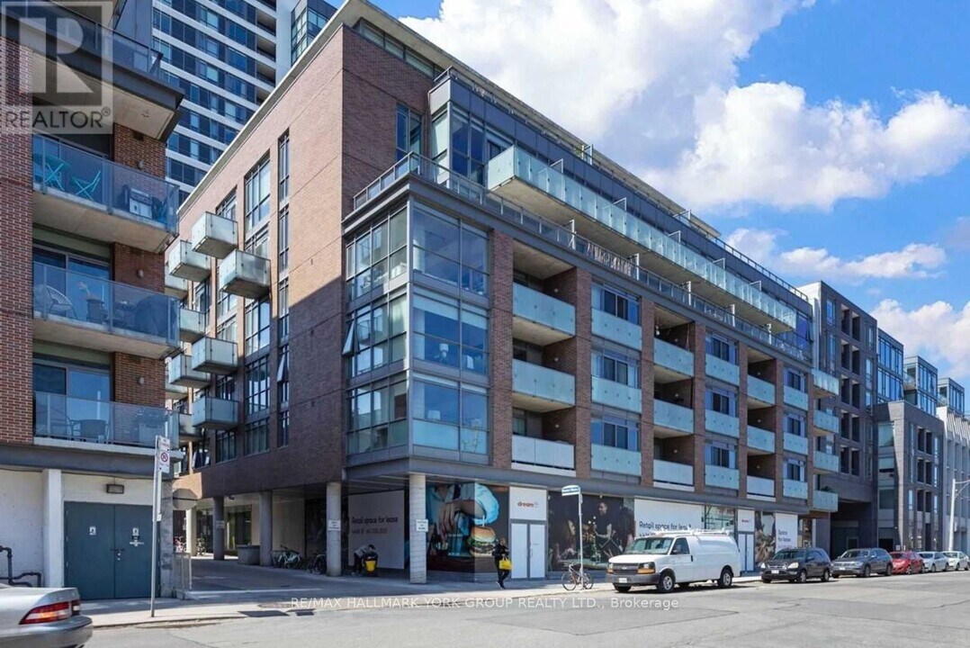 8 Gladstone Ave in Toronto, ON - Building Photo