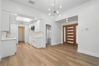 9215 Highedge Cir in Dallas, TX - Building Photo - Building Photo
