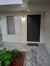 1830 Maravilla Ave, Unit 805 in Ft. Myers, FL - Foto de edificio - Building Photo