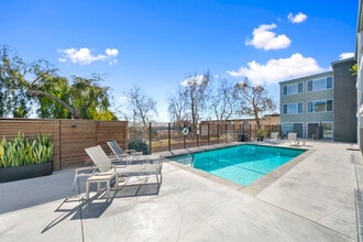 Skyview Apartments in Signal Hill, CA - Building Photo - Building Photo