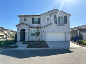 1462 E Via Giglio Dr in Fresno, CA - Building Photo - Building Photo