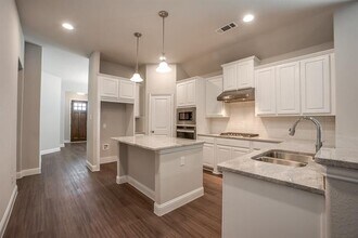 101 Knight of Realm Blvd in Lewisville, TX - Building Photo - Building Photo